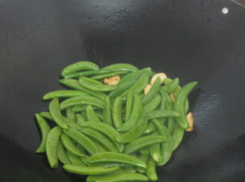 step4: 下油鍋，爆香蒜頭。蜜豆倒進翻炒。