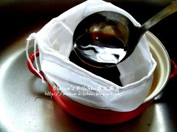 step8: 布袋或魚袋放煲內 , 將搓過的涼粉草放入 , 再倒入涼粉水隔渣