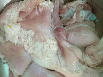 step1: 豬肚正反面都要洗洗，用刀刮起豬肚上黃色的污糟物和黏液；將豬肚再反轉，然後切走肥膏；然後就是揉搓了；
第一步：用鹽揉搓，醃15分鐘，洗乾淨重覆兩次；
第二步：用生粉撈均豬肚，醃15分鐘，洗乾淨重覆兩次；
第三步：用米醋揉搓醃一醃，醃15分鐘，洗乾淨重覆兩次，最後用白鑊煎煎佢然後備用；
方法參考LoveKellyKitchen