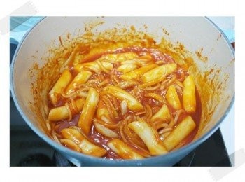 step5: 洋蔥變色後倒入水~~