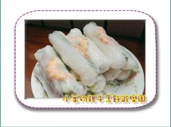 step2: 把越式餅皮沾水再依序把韮菜.小黃瓜.米粉.豬肉.蝦包入即可