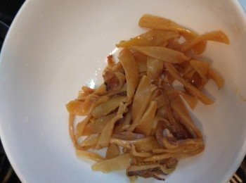 step1: 魷魚乾浸軟身, 去衣洗淨切條備用。