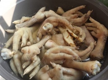 step4: 將<a href="https://bit.ly/3kLFTWO" target="_blank" data-keyword="雞腳" class="guide-link"><strong>雞腳</strong></a> <span style="display:inline-block;vertical-align:middle;margin-top:-3px;color:initial;border-radius:3px;padding:2px 3px;font-size:12px;line-height:14px;background:#87d300;color:#fff;">即買</span> 放入藥材湯中，大火煲至滾後，轉中小火煲30-40分鐘。