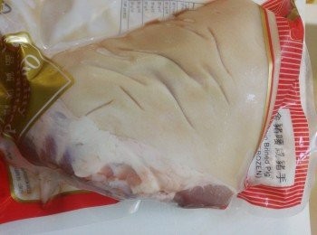 step1: 鹹豬手解凍後與薑片放入沸水氽水5分鐘。取出濾水。