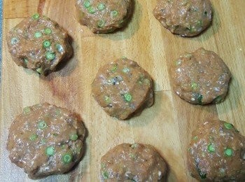 step3: 雙手沾水將鯪魚滑搓成餅狀