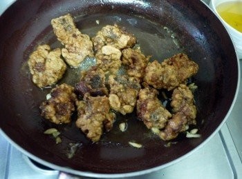 step7: 接著下排骨(轉大火)讓排骨均勻的沾附醬汁，炒至收汁止(這時就會樣拔絲地瓜一樣酥脆的外皮，會牽絲)