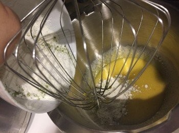 step6: 將粉類慢慢加入。