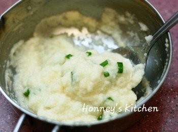 step6: 將澱粉, 鹽及胡椒粉加入薯蓉中, 拌勻