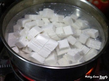 step2: 煮開熱水之後，灑入少量的鹽巴，再將嫩豆腐切丁放入，煮約６分鐘
（因為豆腐內含有大量的水份，利用鹽水的滲透壓，釋放內面的水，煮的時候才易入味）