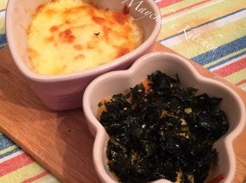 step5: 取出後依次序灑上海苔碎、美乃滋及已經用白鑊炒香的白芝麻，趁熱享用。