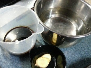 step4: 將紅燒汁加2片薑及水煮滾