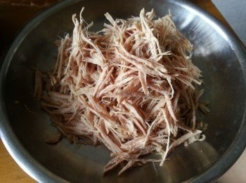 step2: 再將煲湯肉撕成絲