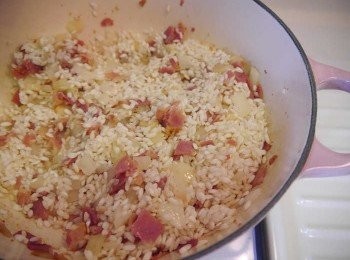 step2: *中小火熱鍋清炒培根，培根出油~(炒久則口感脆一點)
*下蒜頭，洋蔥清炒至半熟透。
*將米粒放入一起拌炒均勻，讓米粒裹滿培根油~