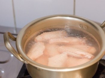 step1: <a href="https://bit.ly/3zHU5V3" target="_blank" data-keyword="雞中翼" class="guide-link"><strong>雞中翼</strong></a> <span style="display:inline-block;vertical-align:middle;margin-top:-3px;color:initial;border-radius:3px;padding:2px 3px;font-size:12px;line-height:14px;background:#87d300;color:#fff;">即買</span> 解凍後洗淨下鍋，加常溫水至蓋面，加入 1 片拍鬆了的薑，開慢火煮至水將近滾鍋邊有微煙，關火後立即取出<a href="https://bit.ly/3zHU5V3" target="_blank" data-keyword="雞中翼" class="guide-link"><strong>雞中翼</strong></a> <span style="display:inline-block;vertical-align:middle;margin-top:-3px;color:initial;border-radius:3px;padding:2px 3px;font-size:12px;line-height:14px;background:#87d300;color:#fff;">即買</span> 浸於凍水中至不再熱