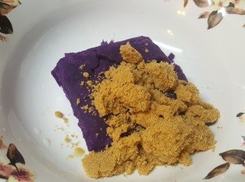 step2: 將一半紫薯蓉加入糖及無鹽牛油拌勻成紫薯餡，備用。