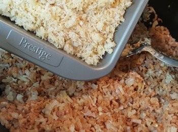 step6: 再加入瑤柱絲放入鍋內炒勻。