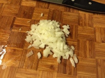 step1: 洋蔥去皮切粒
