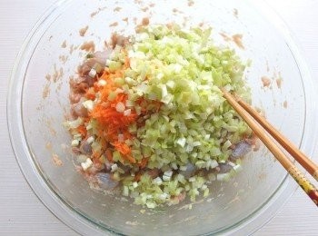 step5: 加入蝦仁及中捲攪拌一下,最後加入胡蘿蔔絲及韭黃拌勻,完成前加入芝麻香油拌勻即可。放冰箱冷藏一小時入味(餡料可在前一晚先製作,隔天再包水餃,內餡的味道會更入味,經過冷藏定型餡料也更好包)。芝麻香油最後再加入,才不會造成餡料出水。