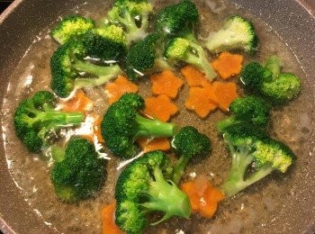 step5: 然後再落甘荀片和西蘭花，以中大火煮約5-6分鐘後撈起隔水備用