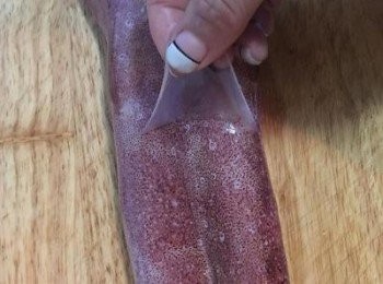 step3: 透抽的處理：將頭拔出，從眼睛的ㄧ半剪去嘴部並洗淨；挑出龍珠裡的硬殼；除去外皮的透明薄膜後洗淨。