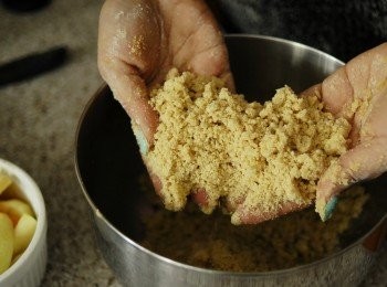 step3: 用手捏碎牛油，與麵粉拌勻成麵包糠狀