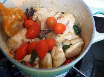 step10: 10.加入小番茄進去燉煮一下。