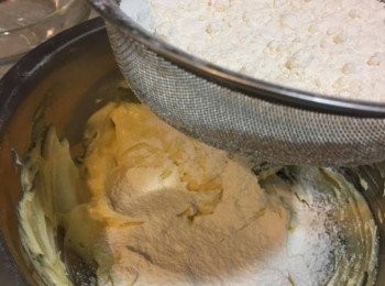 step3: 低筋粉過篩2次後加入牛油糊