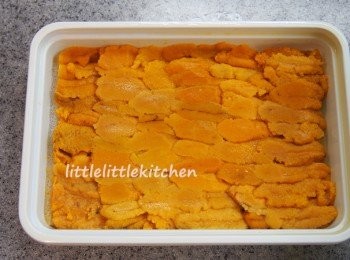 step3: 加入海膽炒勻，再灑點黑胡椒調味