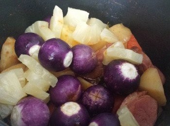 step4: 加入半碗熱水、茄子及菠蘿，拌勻，再關上蓋子煮10分鐘。