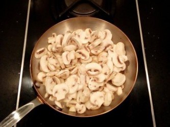 step14: 想要品嚐雙重享受的奶油蘑菇醬嗎?!另外起一鍋,將切片的磨菇用無鹽奶油以中小火慢慢炒香。
