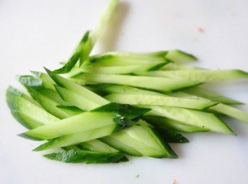 step2: 將小黃瓜切絲