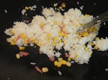 step1: 先把白飯.鮪魚.火腿.玉米拌炒