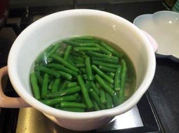 step2: 用水先煮四季豆到7-8成熟備用