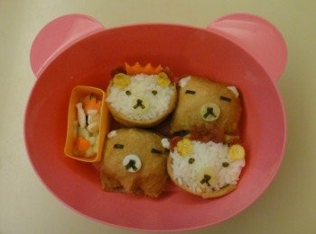 step4: 把飯裝進去,海苔貼上,咖啡色的拉拉熊耳用沙拉來做即可