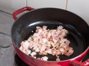 step2: 開中火，鍋熱後下煙肉炒約 2 – 3 分鐘至釋出油份和微微金黃色