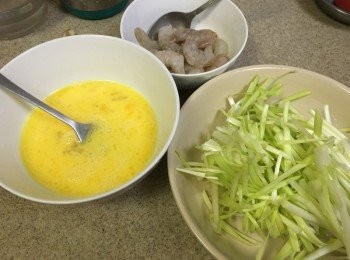 step1: 韮王沖洗後切段瀝乾備用, 雞蛋打撥加少許鹽和油