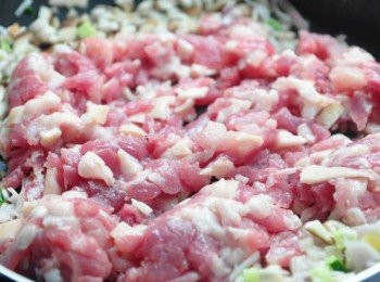 step4: 再放入五花絞肉拌炒