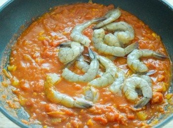 step3: 加入鮮蝦，再煮一至兩分鐘，灑上香菜即成！