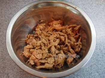 step1: 牛柳切片，用生抽，糖，粟粉，水份，胡椒粉，麻油調味，下油炒牛肉至九成熟，盛起