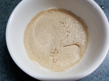 step2: 將10g水倒入酵母中拌勻待酵母起泡（約5分鐘）