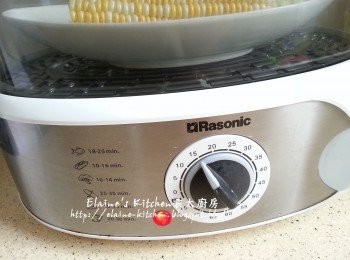 step5: 煲粟米鬚水期間 , 將原條粟米放入電蒸鍋內蓋上蓋蒜15分鐘