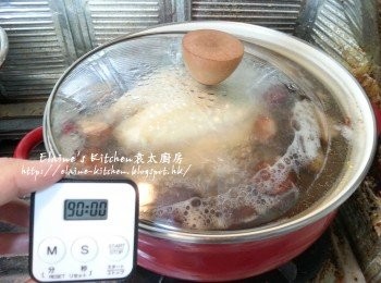 step9: 用中火煲滾後蓋上蓋轉慢火煲1 1/2小時