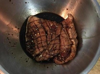 step3: 將里肌肉與辣味烤肉醬抓勻略醃。
