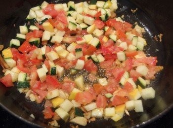 step10: 依序加入櫛瓜及夏南瓜,番茄丁一起拌炒。