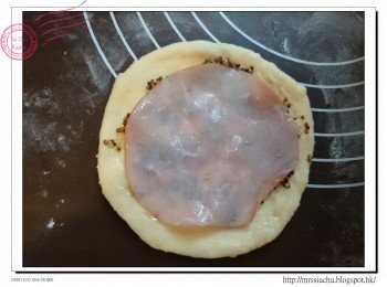 step3: 將麵團輕輕按壓排出空氣, 擀成比火腿大一點的圓形。塗上法式芥末子, 再放一片火腿。