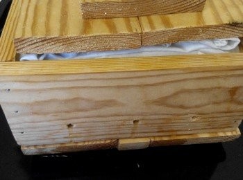 step9: 之後將豆腐花舀入已經準備鋪好乾淨紗布的摸具內。