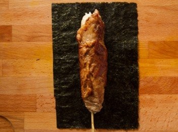 step6: 最後在依照喜好包裹上海苔、擠上日式美乃滋即可。