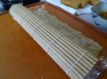 step4: 用蓆輔助，把飯捲成條狀，