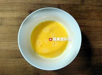 step2: 蛋打成蛋液。