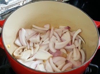 step2: 將鍋燒熱，加入少許油，將紫洋蔥炒至金黃色。